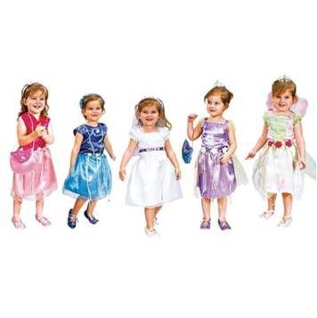 Cinq petites filles portant robes brillantes et chaussures assorties , chacune dans une tonalité différente (de gauche à droite : rose, bleue, blanche - une mariée?, mauve et verte)